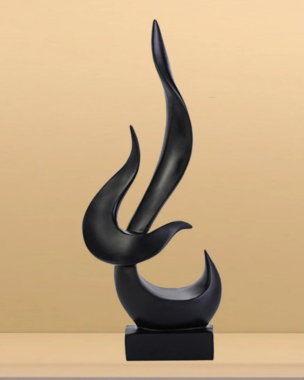 Escultura Decorativa de Chama Abstrata em Resina