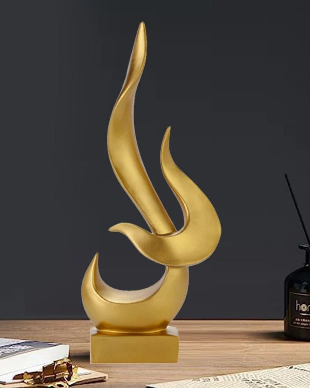 Escultura Decorativa de Chama Abstrata em Resina