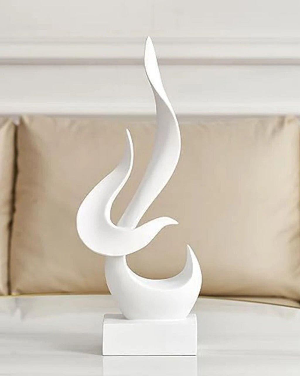 Escultura Decorativa de Chama Abstrata em Resina
