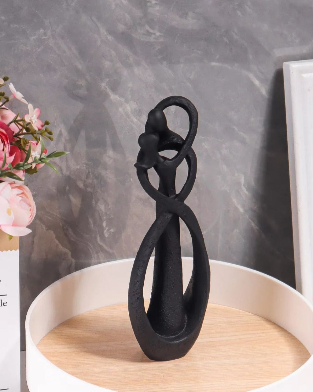 Escultura de Casal Abraçado Decoração Afetiva para Sala Quarto ou Escritório