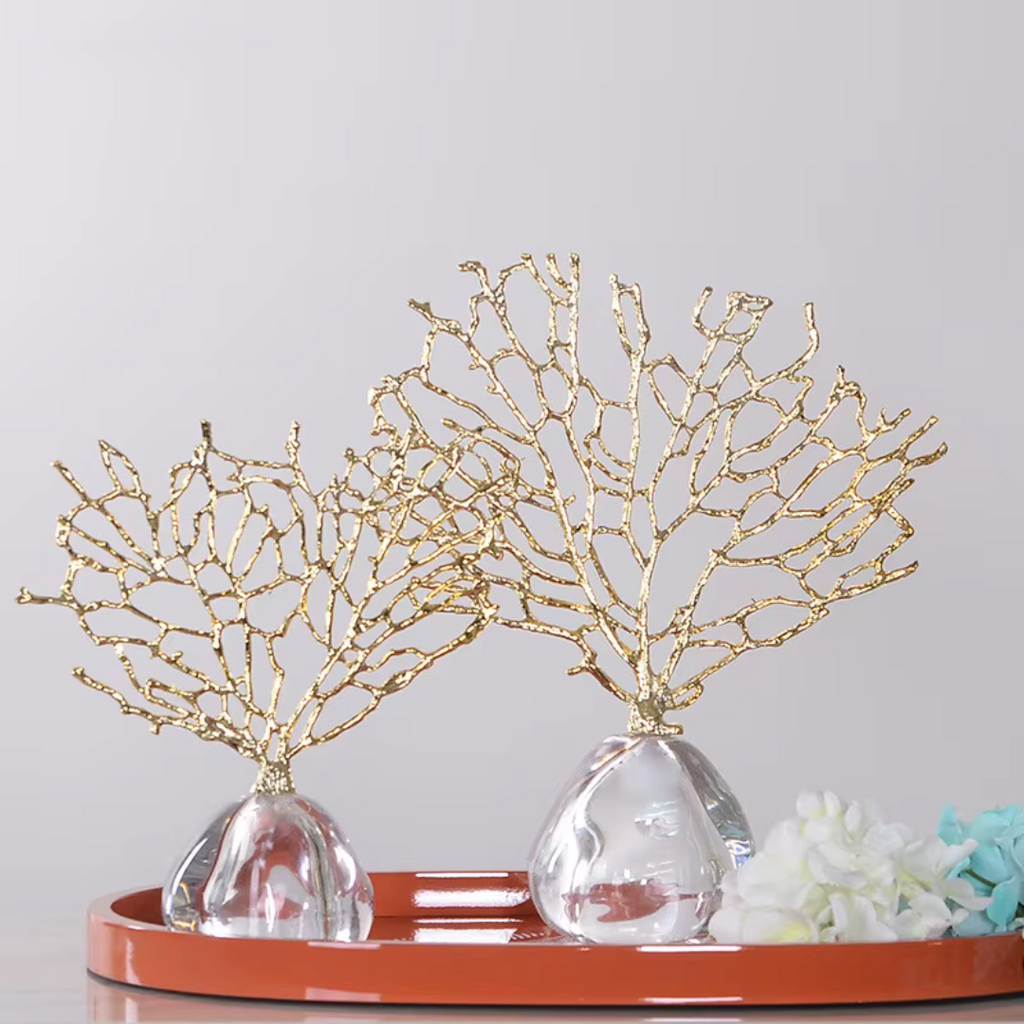 Estatueta Decorativa de Coral Dourado com Base Transparente em Resina