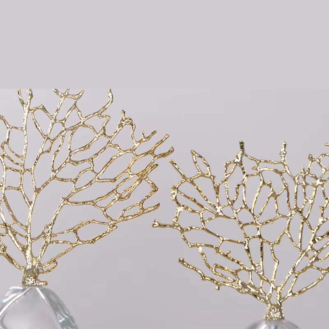 Estatueta Decorativa de Coral Dourado com Base Transparente em Resina