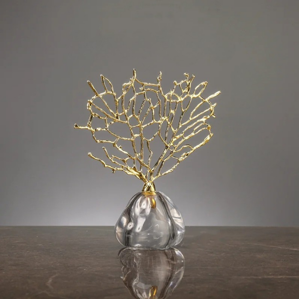 Estatueta Decorativa de Coral Dourado com Base Transparente em Resina