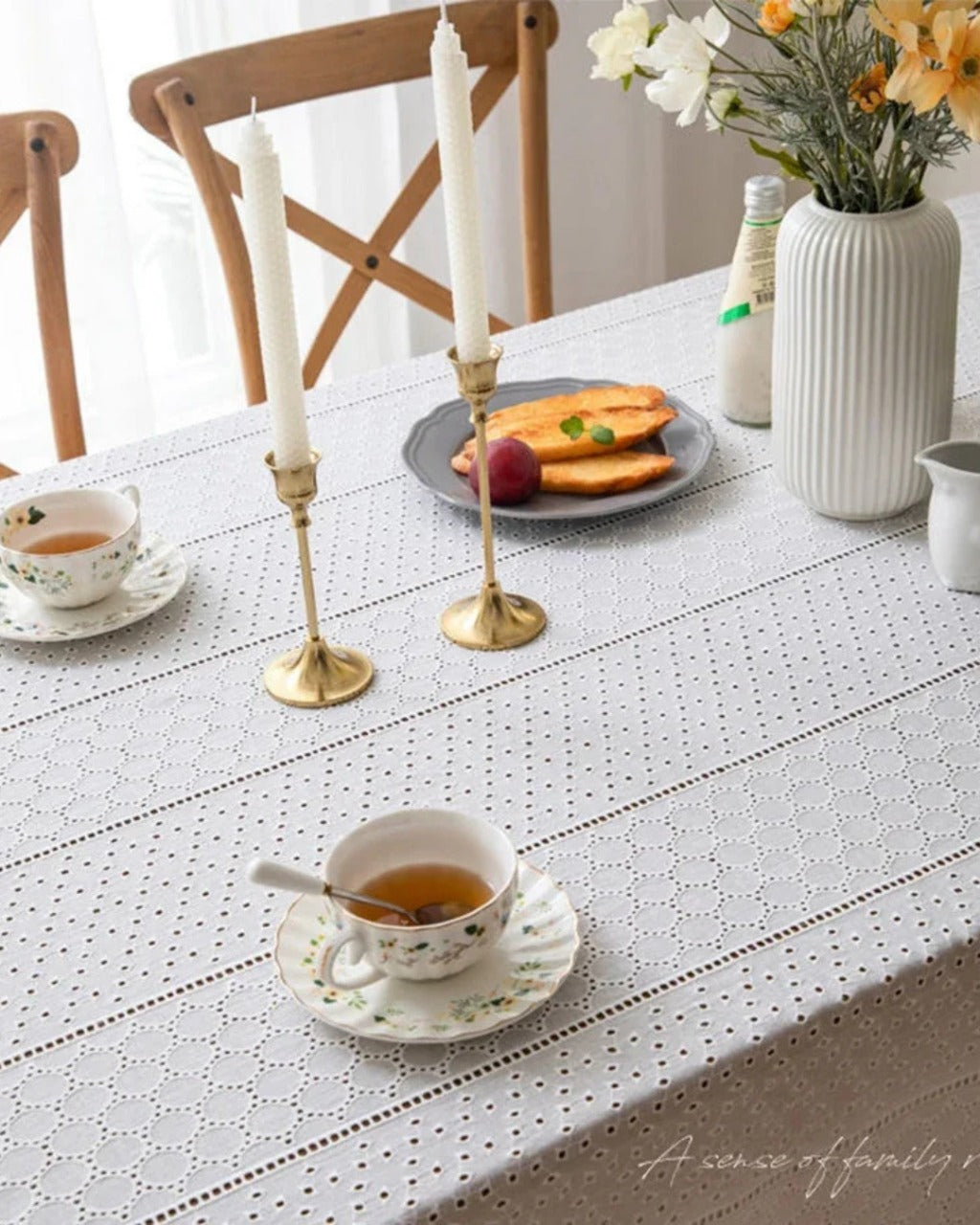 Toalha de Mesa de Algodão Branco com Bordado Francês